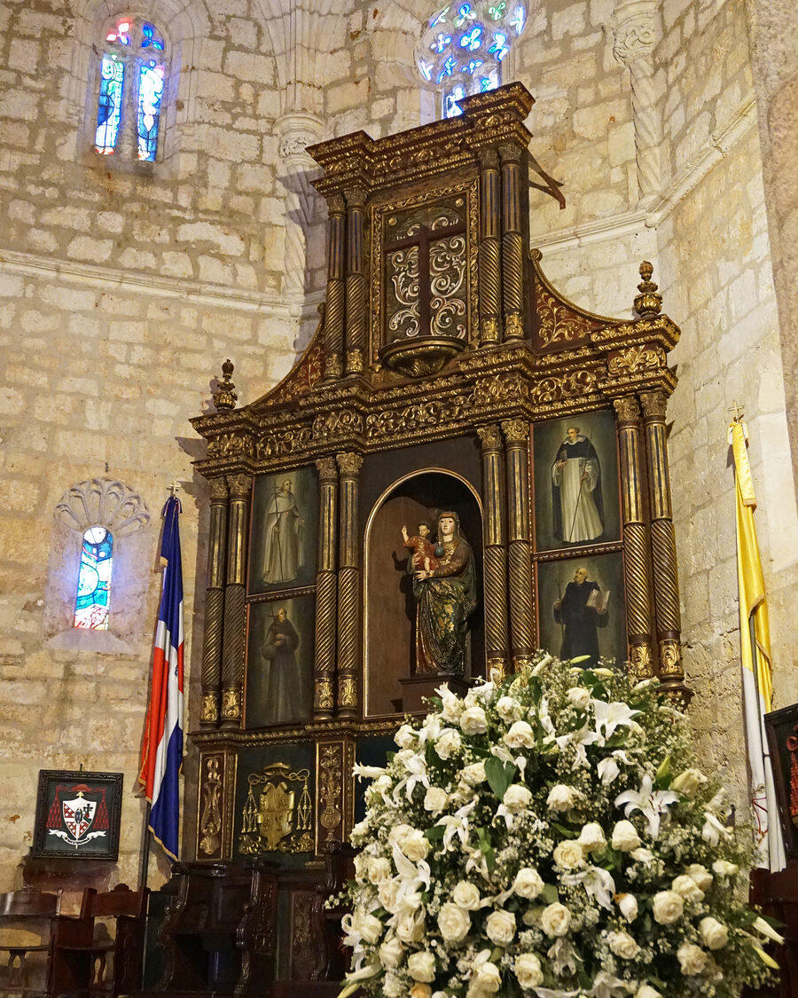 Altar mayor de la Catedral Primada de América (Santo Domingo)