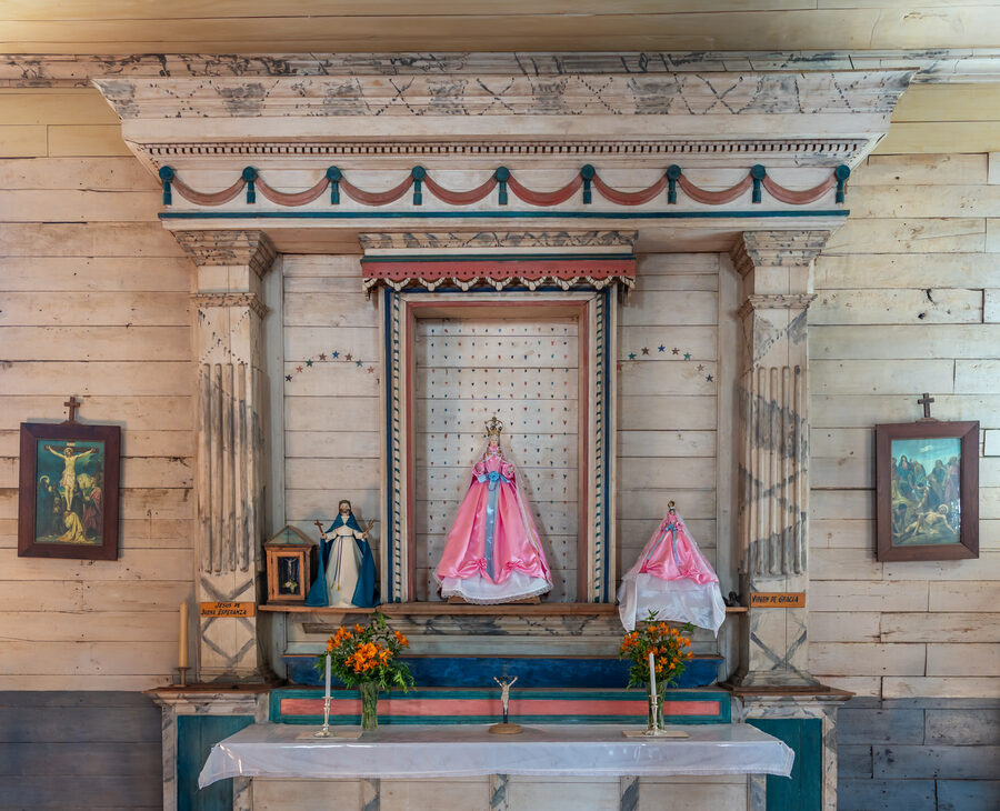 Altar de la iglesia de Nuestra Señora de Gracia de Nercón (Chiloé)