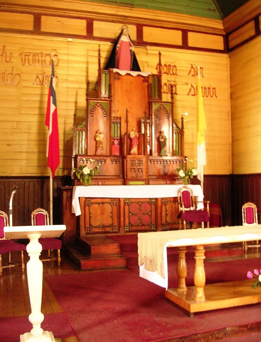 Altar mayor de la iglesia de Nuestra Señora de los Dolores de Dalcahue (Chiloé)