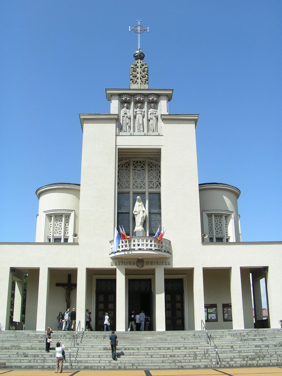 Inmaculada de Niepokalanów, Medianera de las gracias y Reina de Polonia, venerada en la basílica-santuario de Niepokalanów