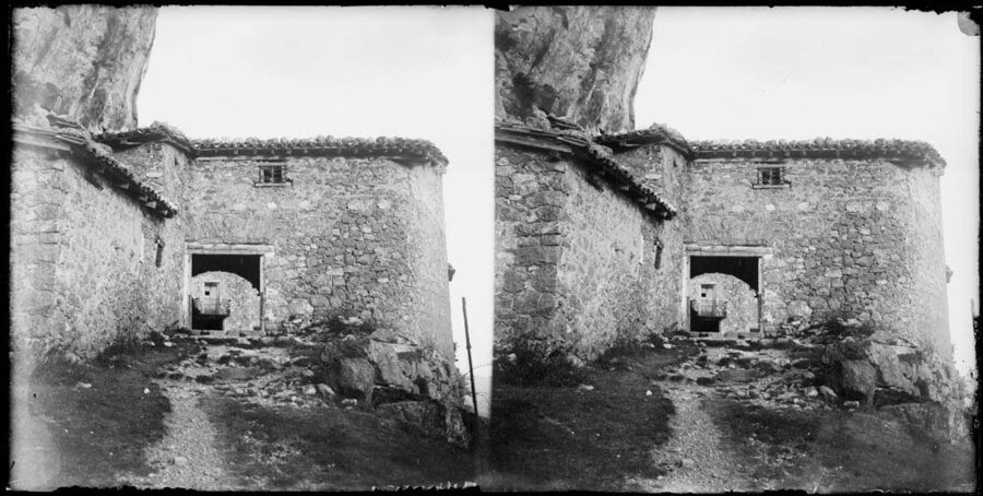 Santuario de la Mare de Déu de Montgrony, adosado a la roca (Gombrèn)