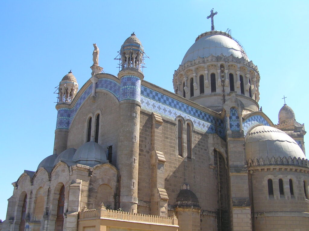 La basílica de Notre-Dame d'Afrique, sobre la bahía de Arg