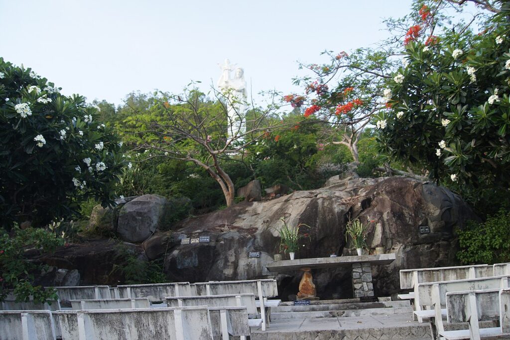 El santuario de Nuestra Señora de Bãi Dâu sobre el mar de Vũ