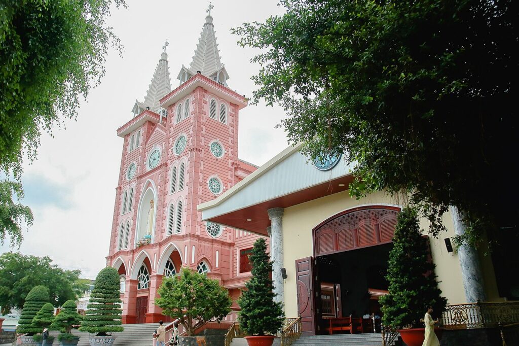 El santuario de Nuestra Señora de Fátima de Bình Triệu, en S
