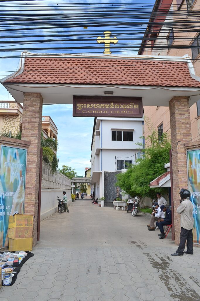 La iglesia católica de Phnom Penh (Camboya), renacida tras e