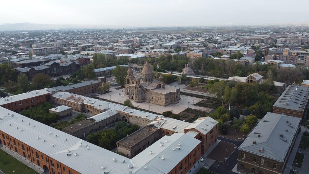 La Catedral Madre de Etchmiadzin (Armenia), el templo-catedr