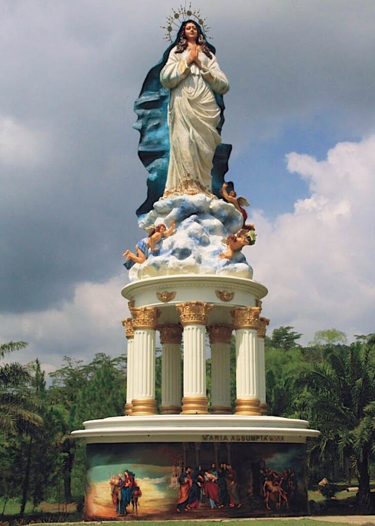 La gruta de Nuestra Señora de Kerep en Ambarawa (Java Centra