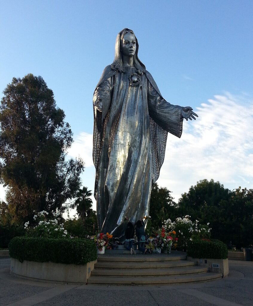 La estatua de Nuestra Señora de la Paz de Santa Clara (Calif