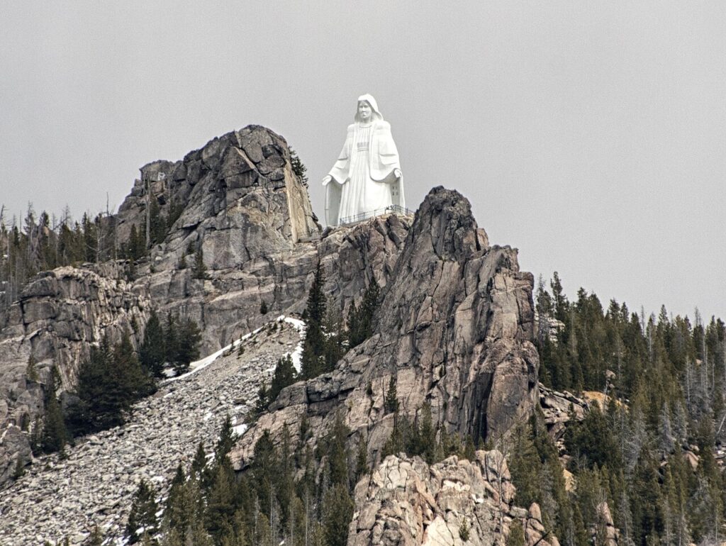 La estatua de Nuestra Señora de las Rocosas sobre Butte (Mon