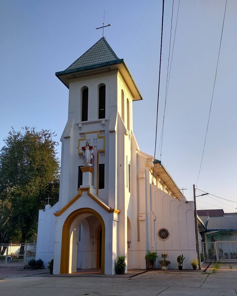 La catedral del Sagrado Corazón de Vientián (Laos)
