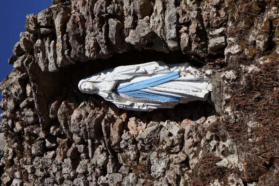 Nuestra Señora de Lourdes en la gruta
