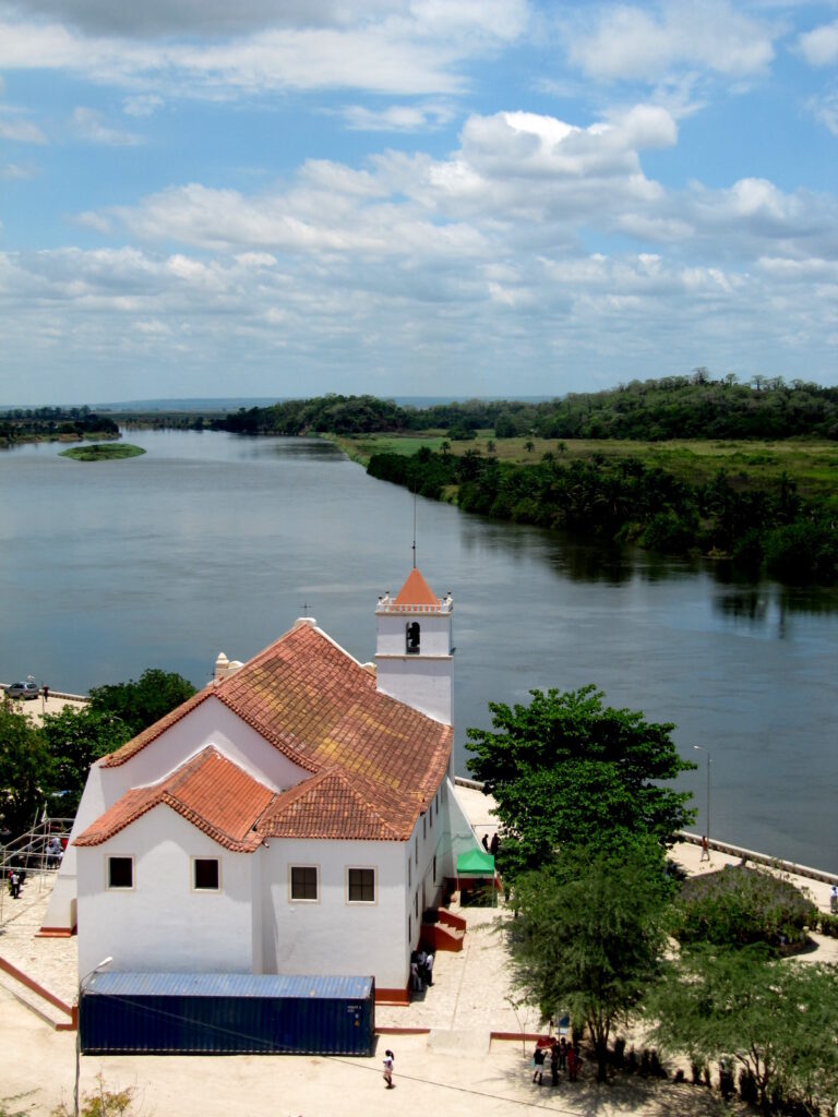 El santuario de Nuestra Señora de Muxima, sobre el río 