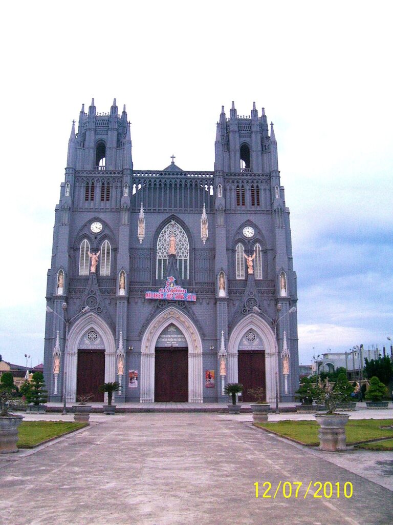 La basílica de Nuestra Señora del Rosario de Phú Nhai (Bùi C