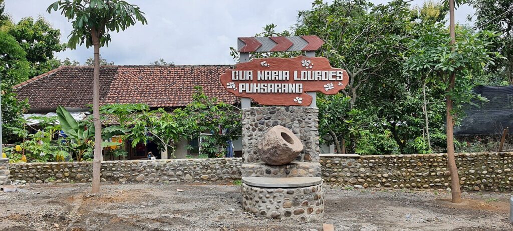 El santuario de Nuestra Señora de Puhsarang (Kediri, Java Or