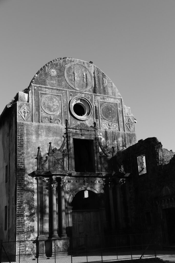 El fuerte de Vasai (Bassein, Maharashtra), con las iglesias 
