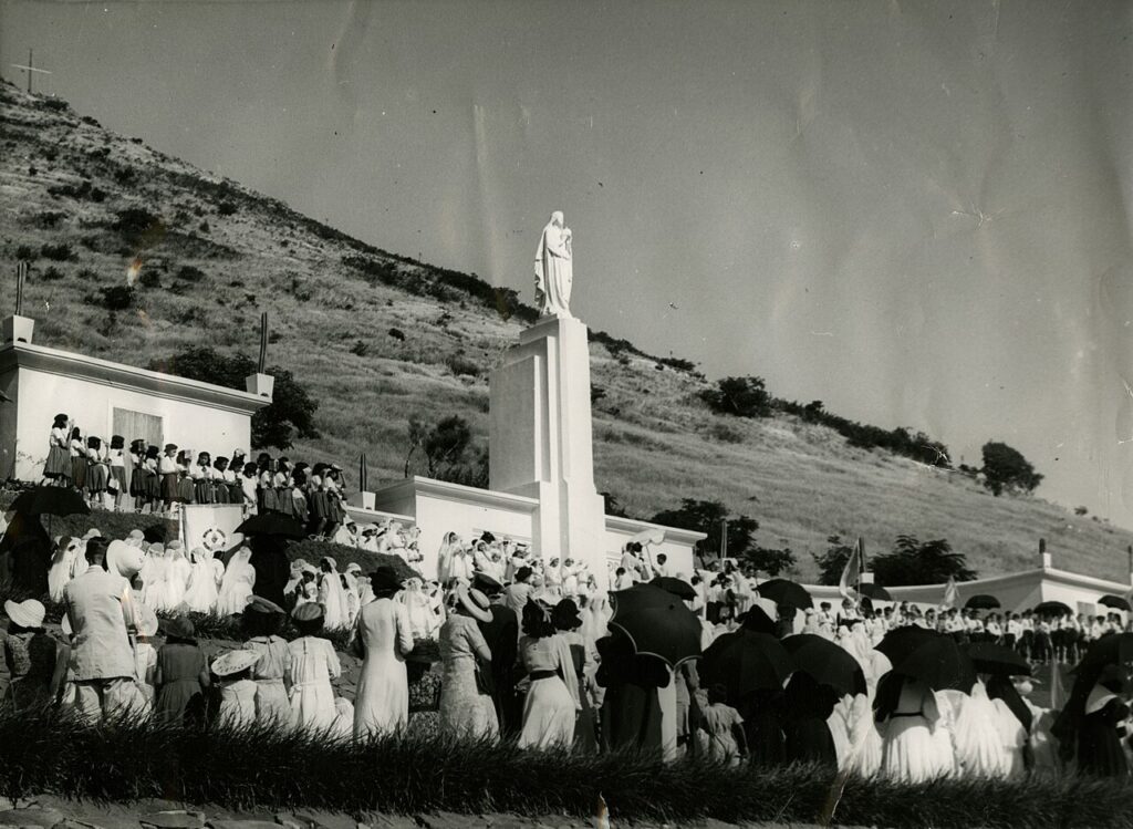 El santuario de Marie Reine de la Paix, sobre Puerto Lu