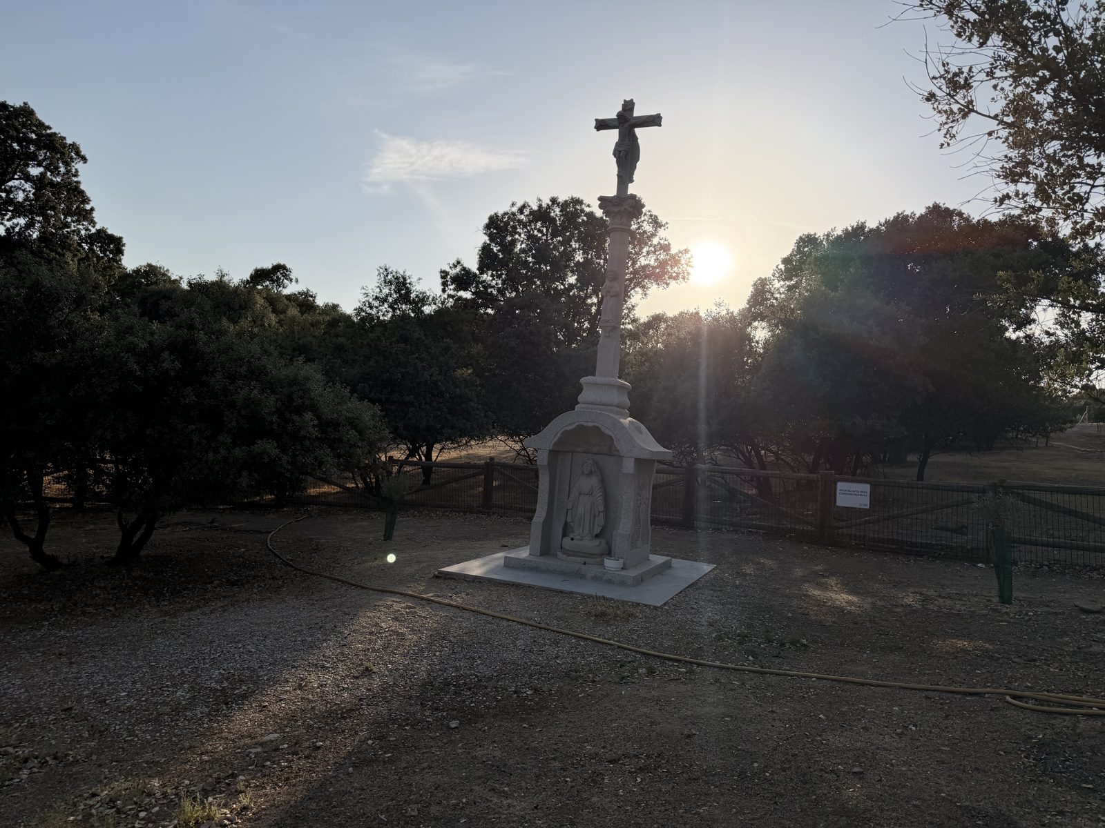 El crucero de la finca La Milagrosa al atardecer