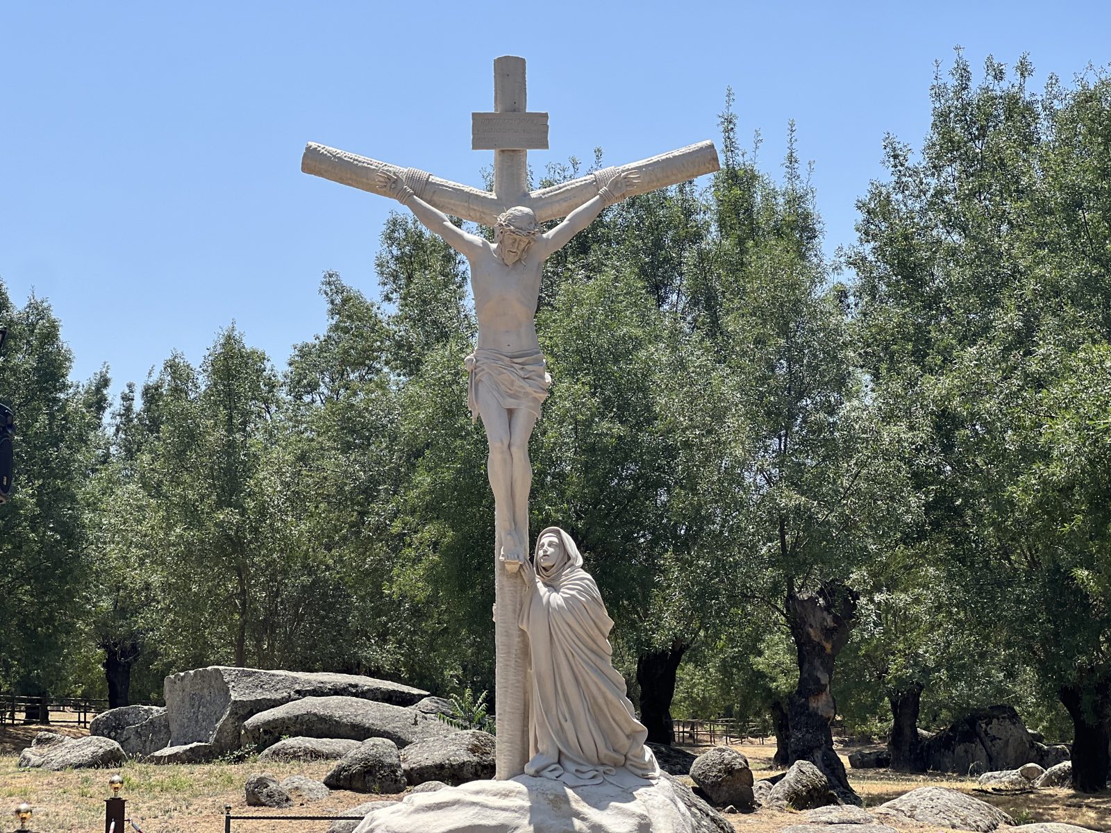 El calvario de Prado Nuevo con la Dolorosa al pie de la cruz