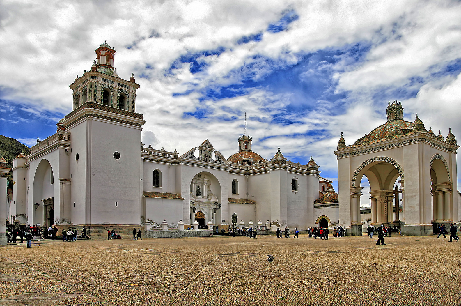 Fachada de la basílica de Nuestra Señora de Copacabana, a orillas del lago Titicaca (Bolivia)