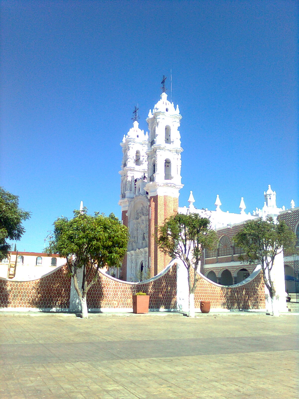 Fachada barroca de la basílica de Nuestra Señora de Ocotlán, en Tlaxcala (México)