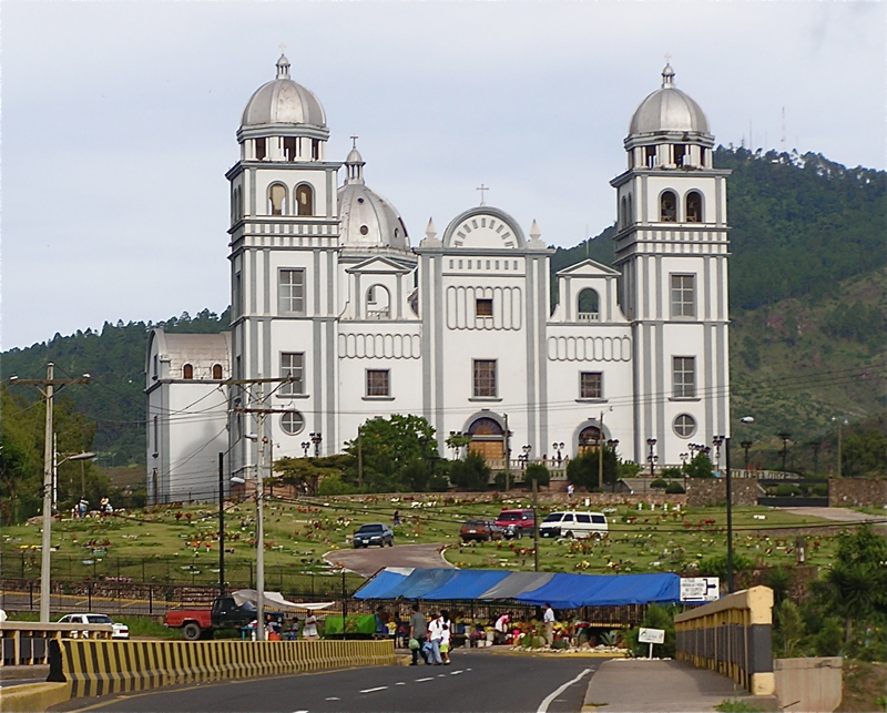 Fachada exterior de la Basílica de Nuestra Señora de Suyapa en Tegucigalpa, Honduras