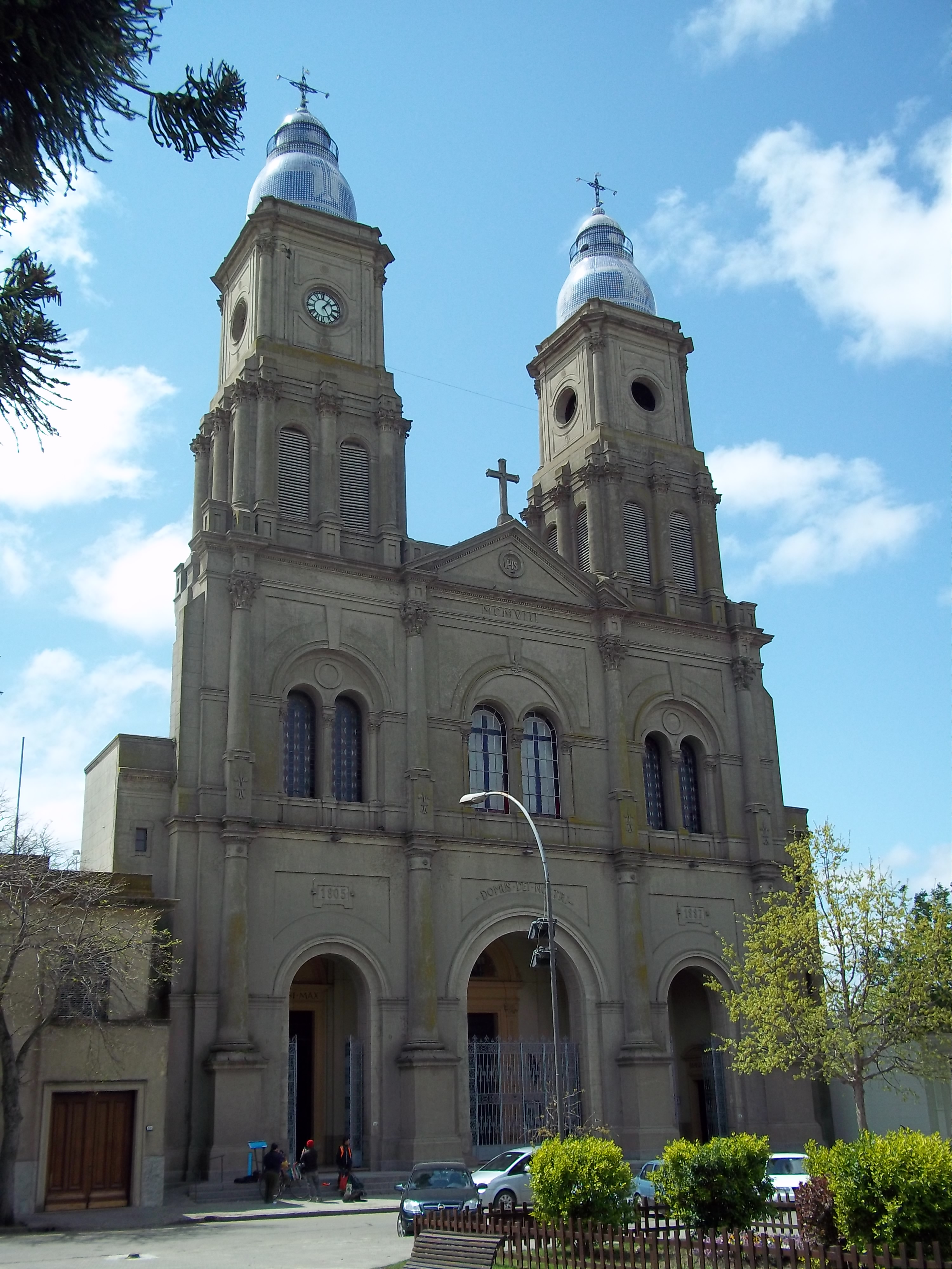 Fachada de la catedral-basílica de Florida (Uruguay), santuario nacional de la Virgen de los Treinta y Tres, con sus dos torres coronadas por cúpulas