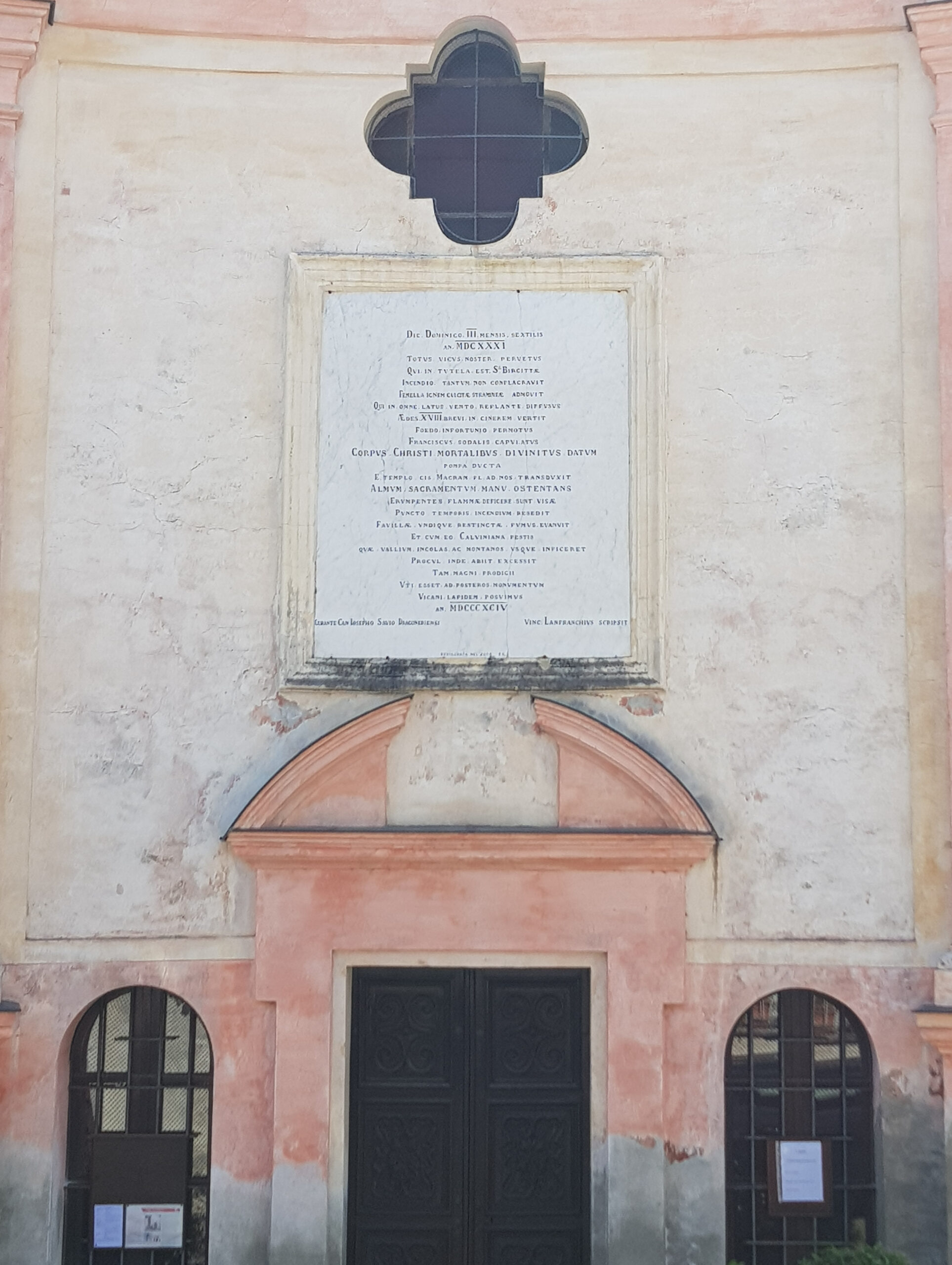 Fachada de la iglesia de Santa Brigida de Dronero, Italia