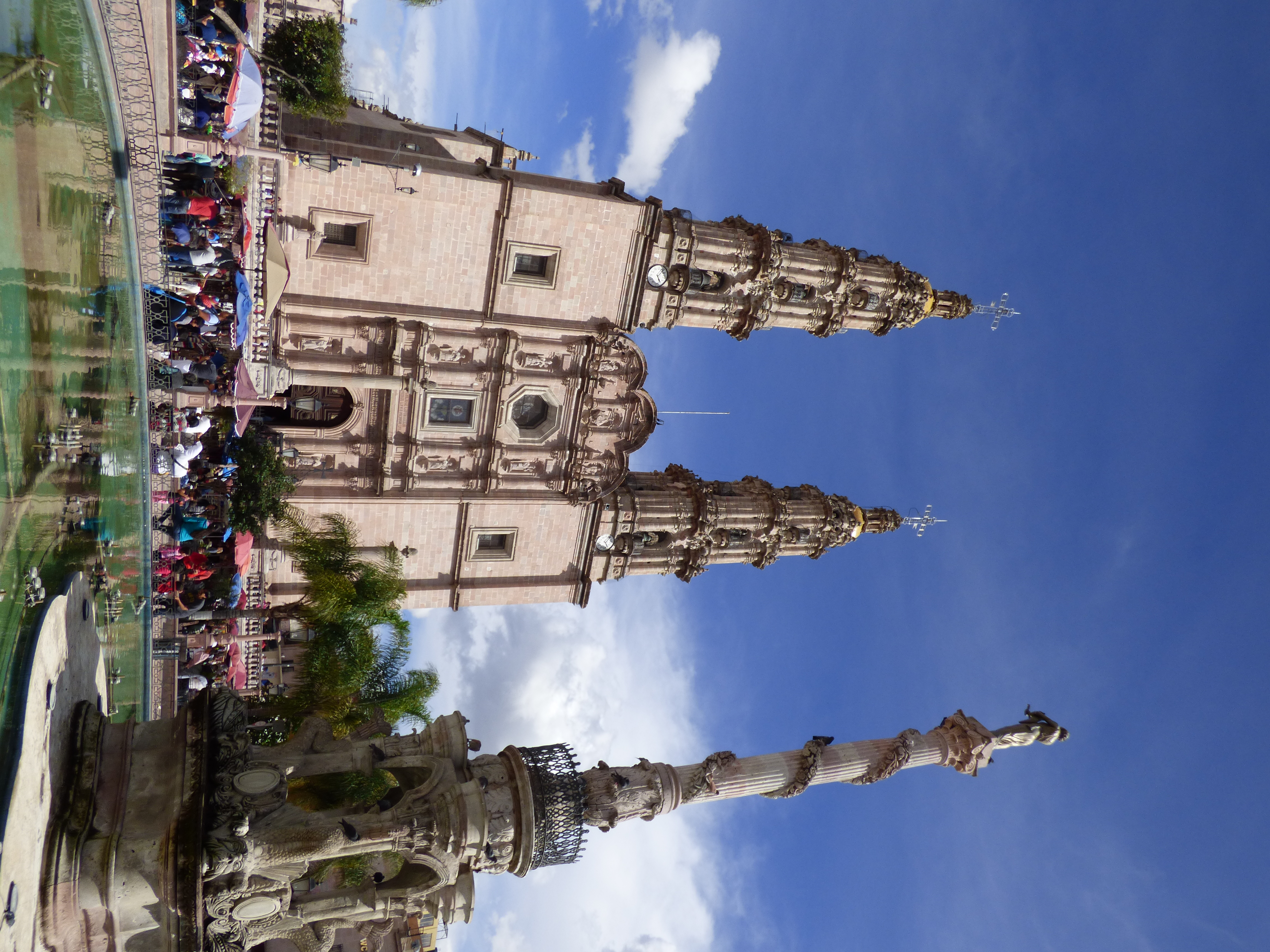 Fachada barroca de cantera de la catedral-basílica de Nuestra Señora de San Juan de los Lagos, en Jalisco (México), con sus dos torres