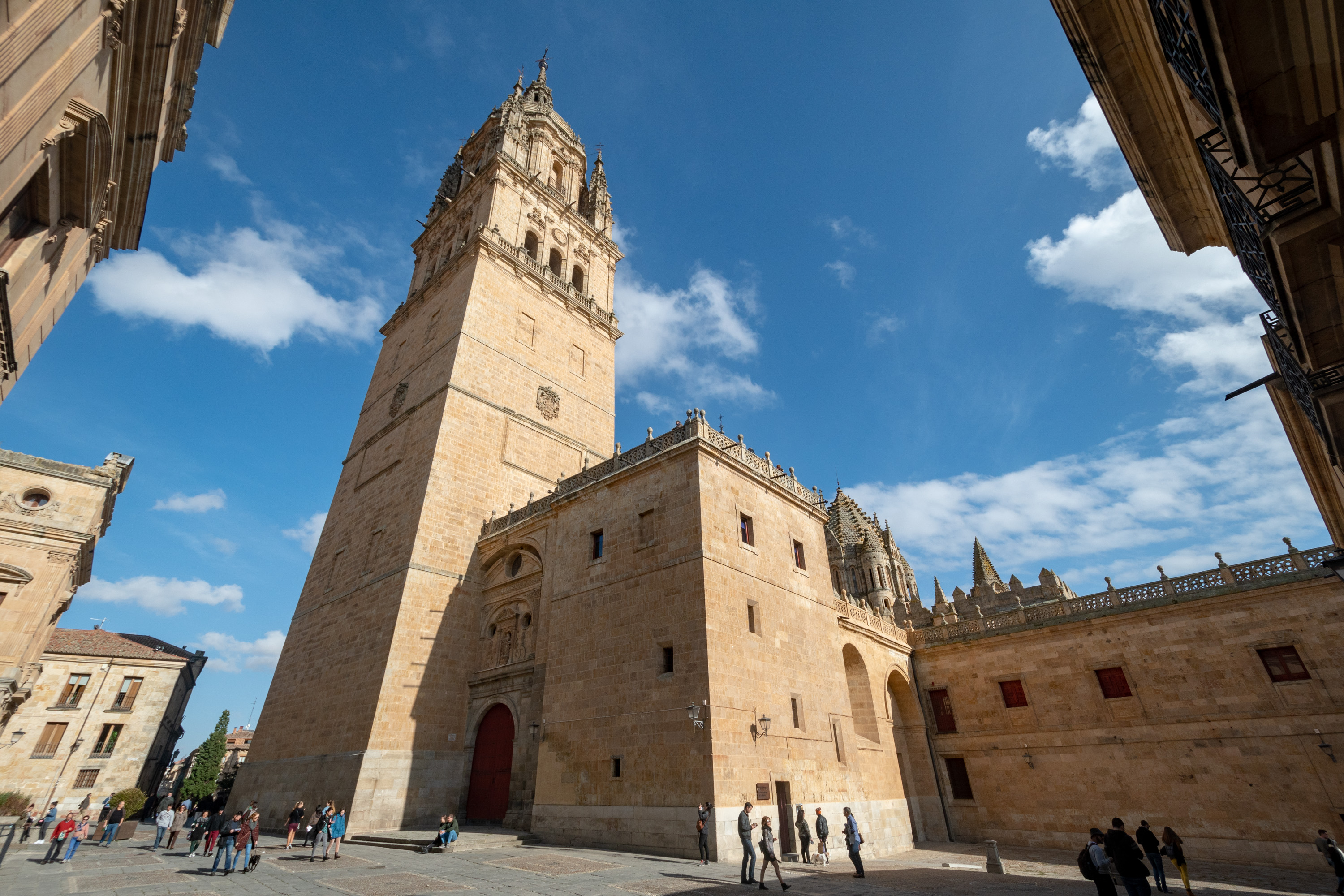 Fachada de la catedral vieja de Salamanca, donde se venera a Nuestra Señora de la Vega