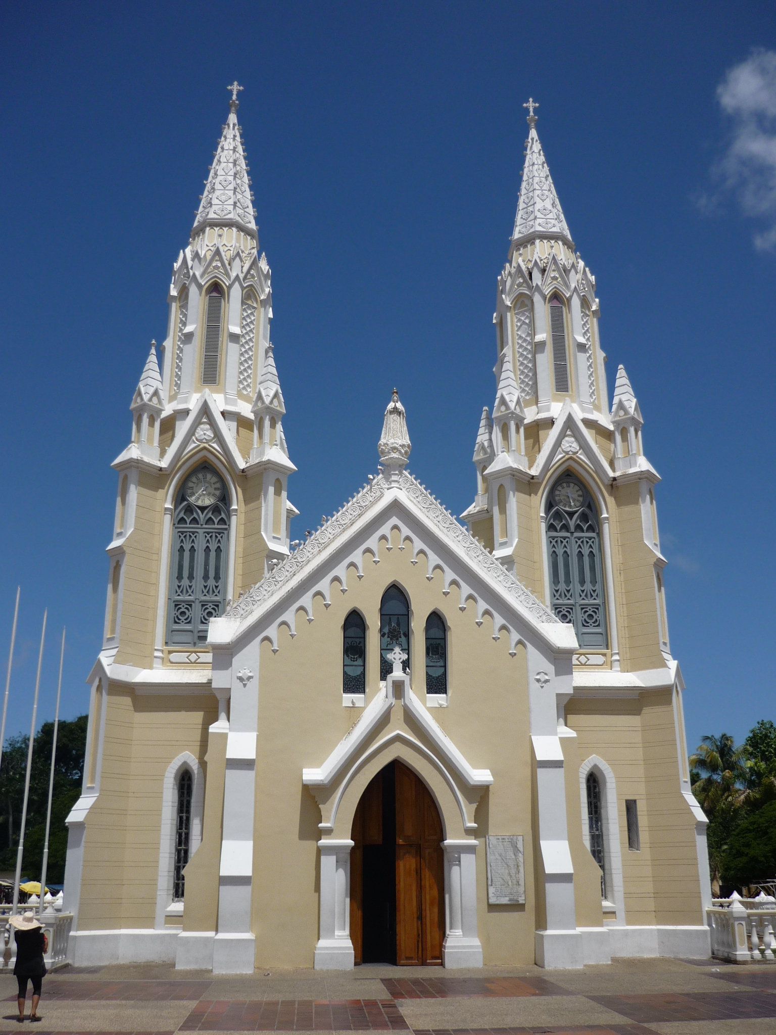 Fachada neogótica de la basílica de Nuestra Señora del Valle, en El Valle del Espíritu Santo, isla de Margarita (Venezuela)