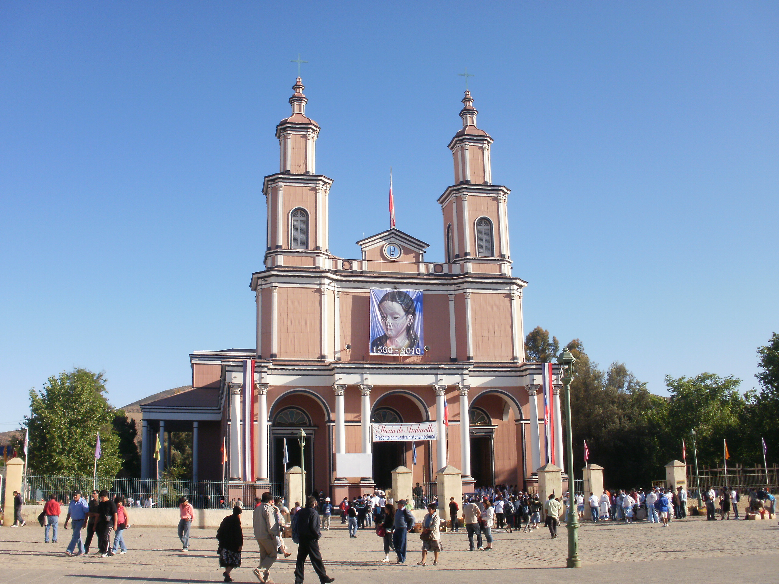 Fachada neobizantina de la Basílica de Andacollo (Iglesia Grande), con sus torres y su gran cúpula, en el pueblo minero de Andacollo (Coquimbo, Chile)