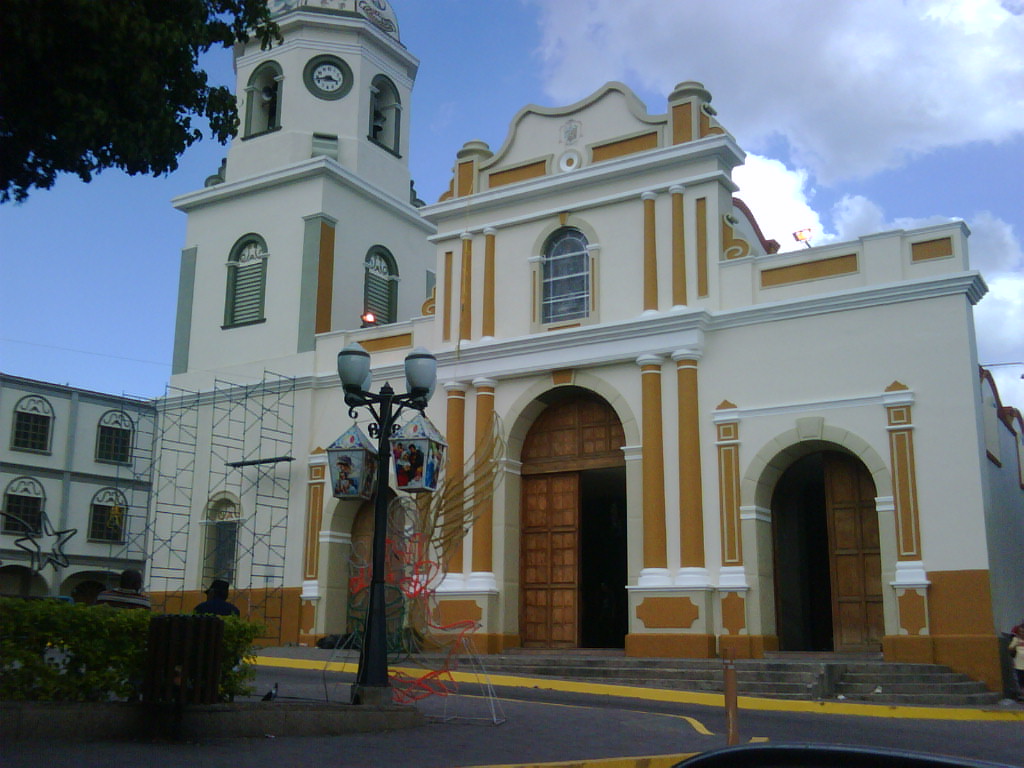 Fachada blanca del templo de Santa Rosa de Lima en Barquisimeto (Venezuela), santuario donde se venera a la Divina Pastora, con su espadaña y su portada colonial