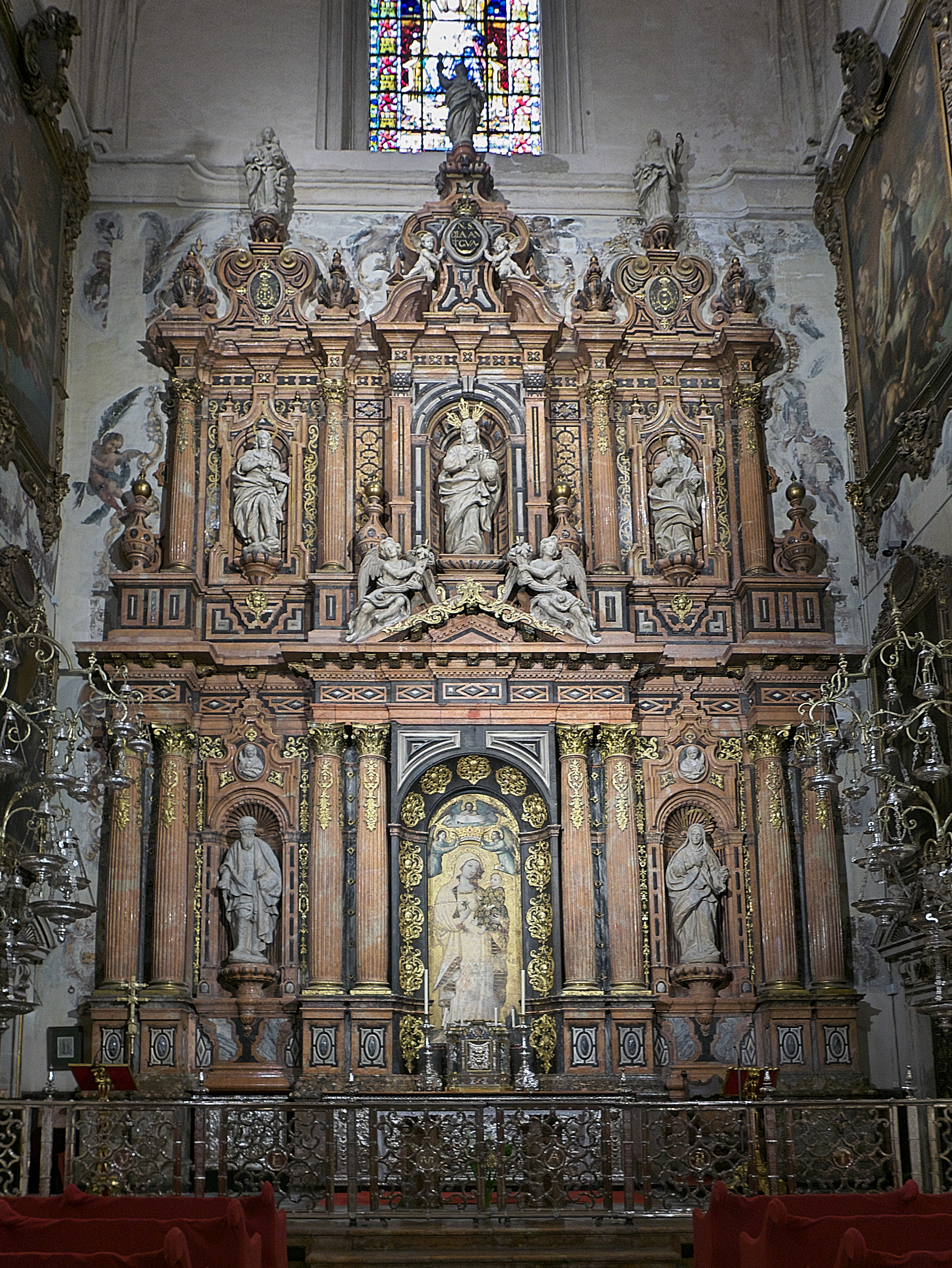 Retablo de la capilla de la Virgen de la Antigua, en la catedral de Sevilla, con la pintura mural gótica