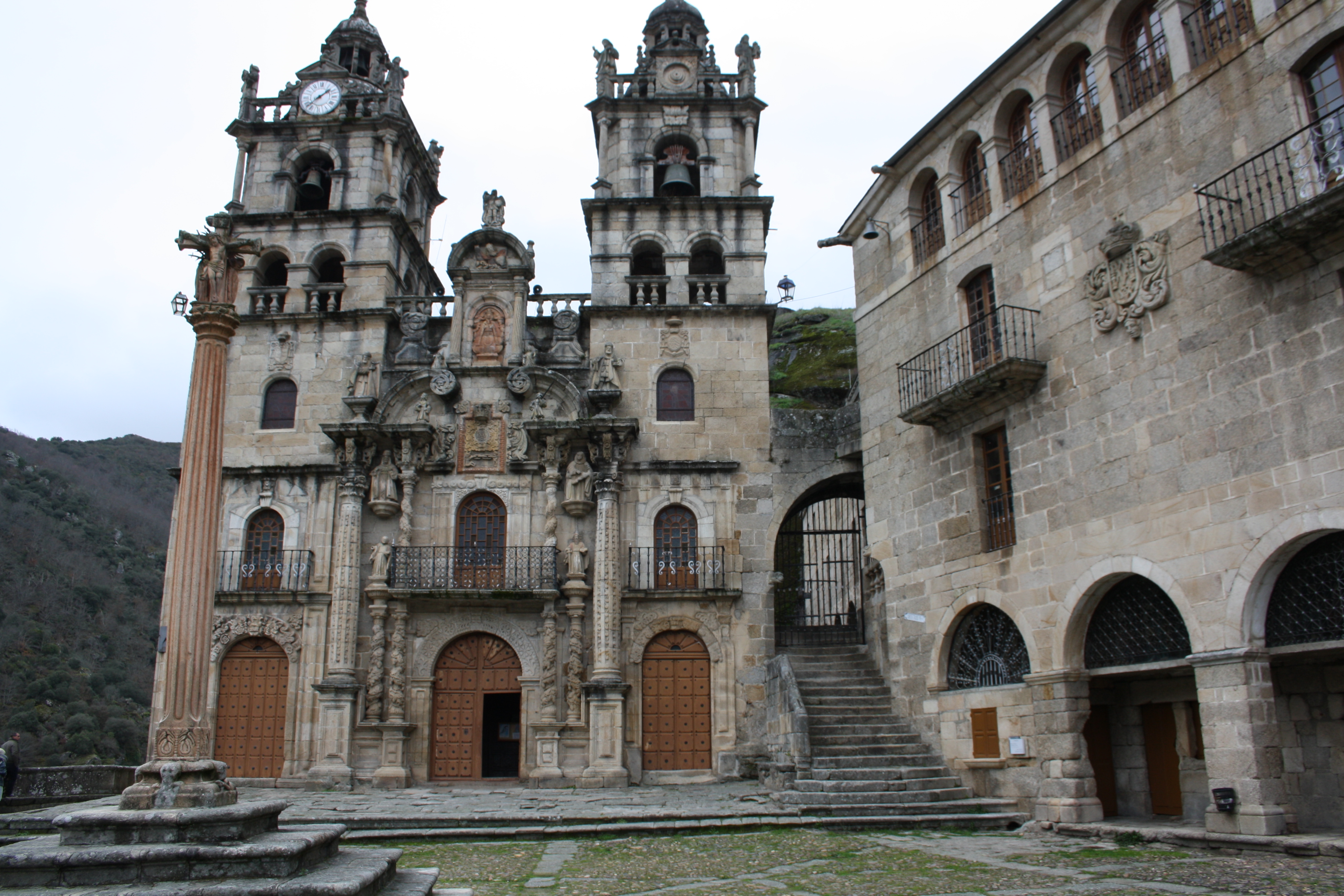 Fachada del santuario de Nuestra Señora de las Ermitas, en O Bolo (Ourense)