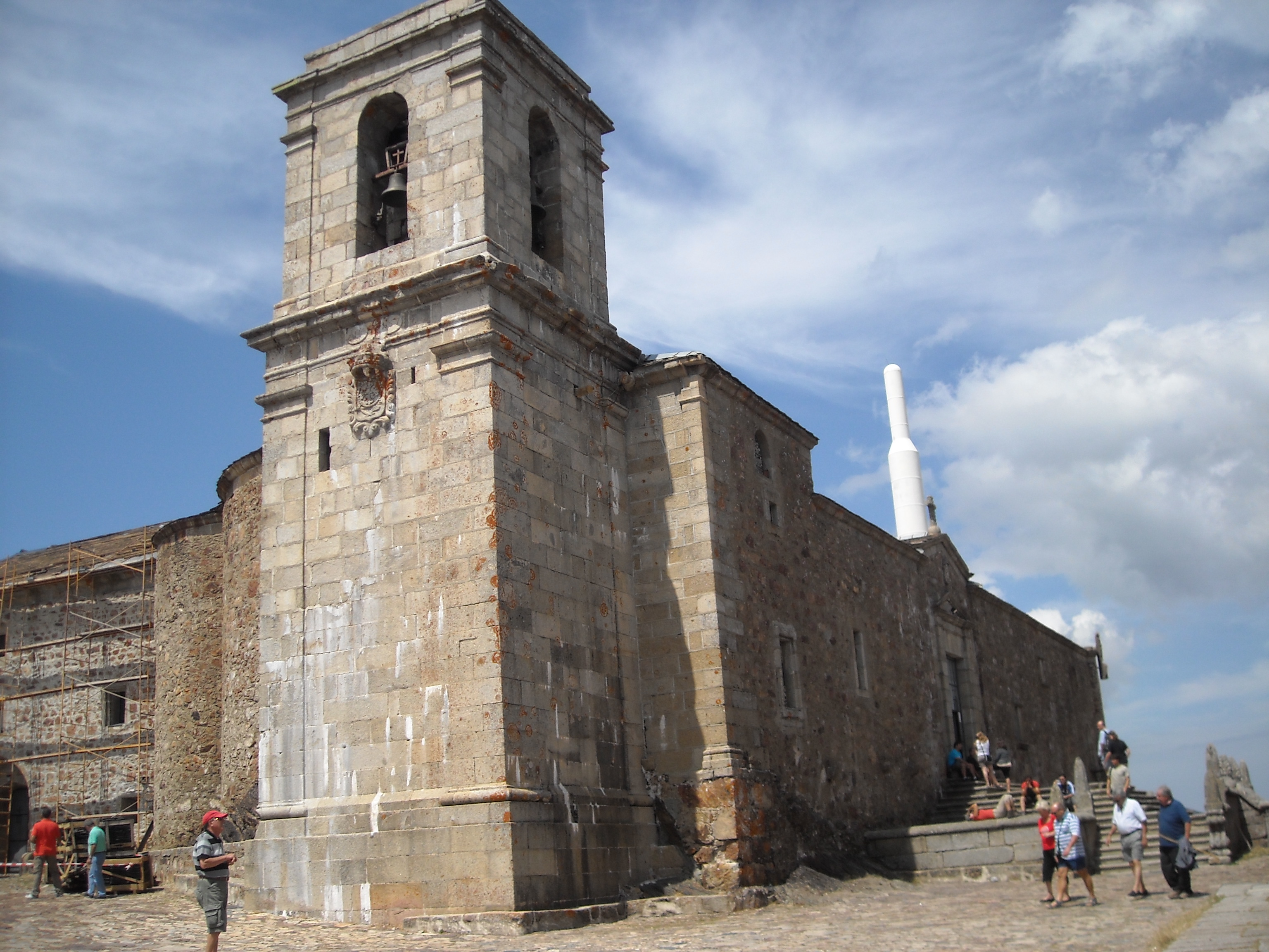 Fachada del santuario dominico de Nuestra Señora de la Peña de Francia, en la cumbre de la sierra salmantina