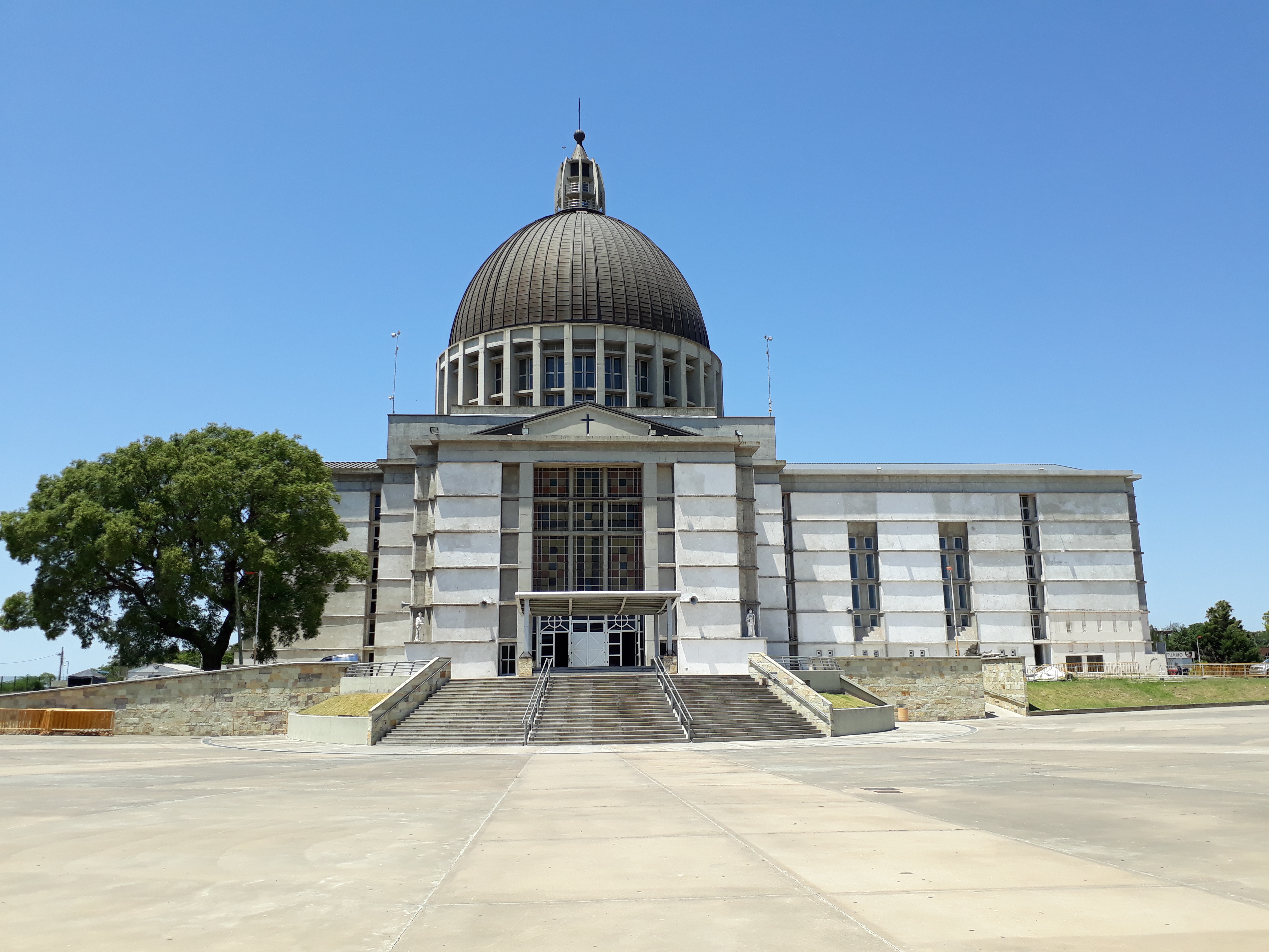 Santuario de Nuestra Señora del Rosario de San Nicolás de los Arroyos, junto al río Paraná (Argentina)