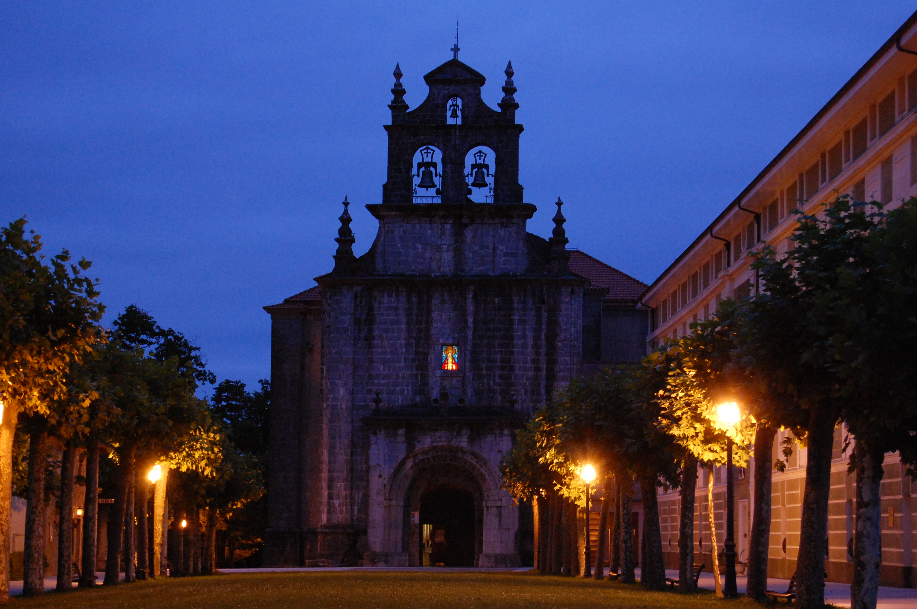 Fachada del santuario de la Bien Aparecida, en Marrón (Ampuero, Cantabria)
