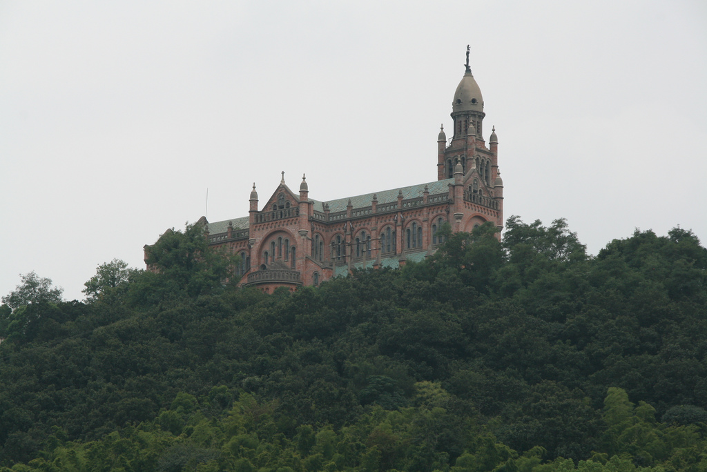 Fachada de la basílica de Nuestra Señora de Sheshan, sobre la colina de Sheshan, cerca de Shanghái (China), santuario mariano nacional dedicado a María Auxiliadora