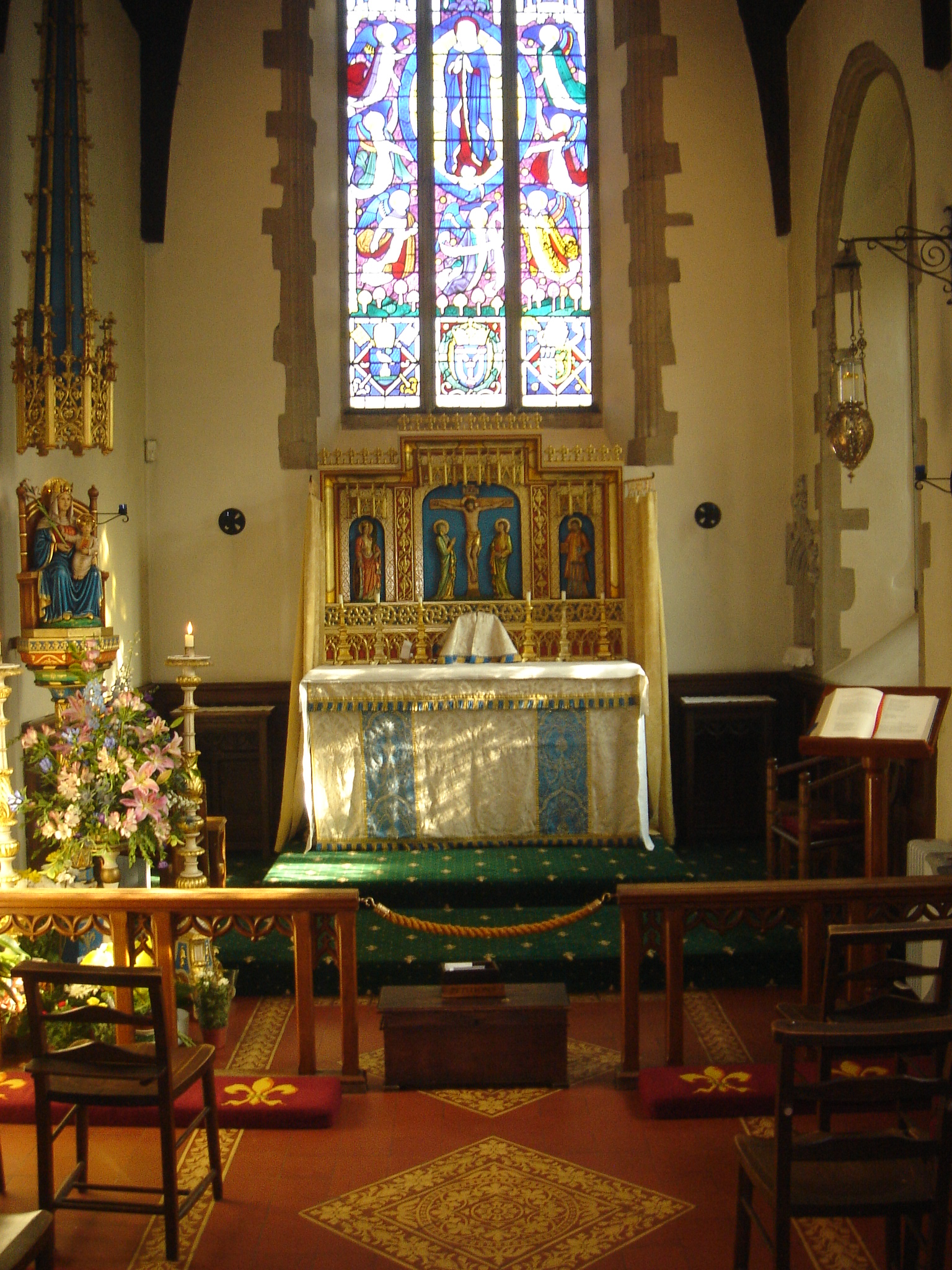 Interior de la Slipper Chapel del santuario nacional católico de Nuestra Señora de Walsingham, en Norfolk (Inglaterra): el altar y la imagen de Nuestra Señora