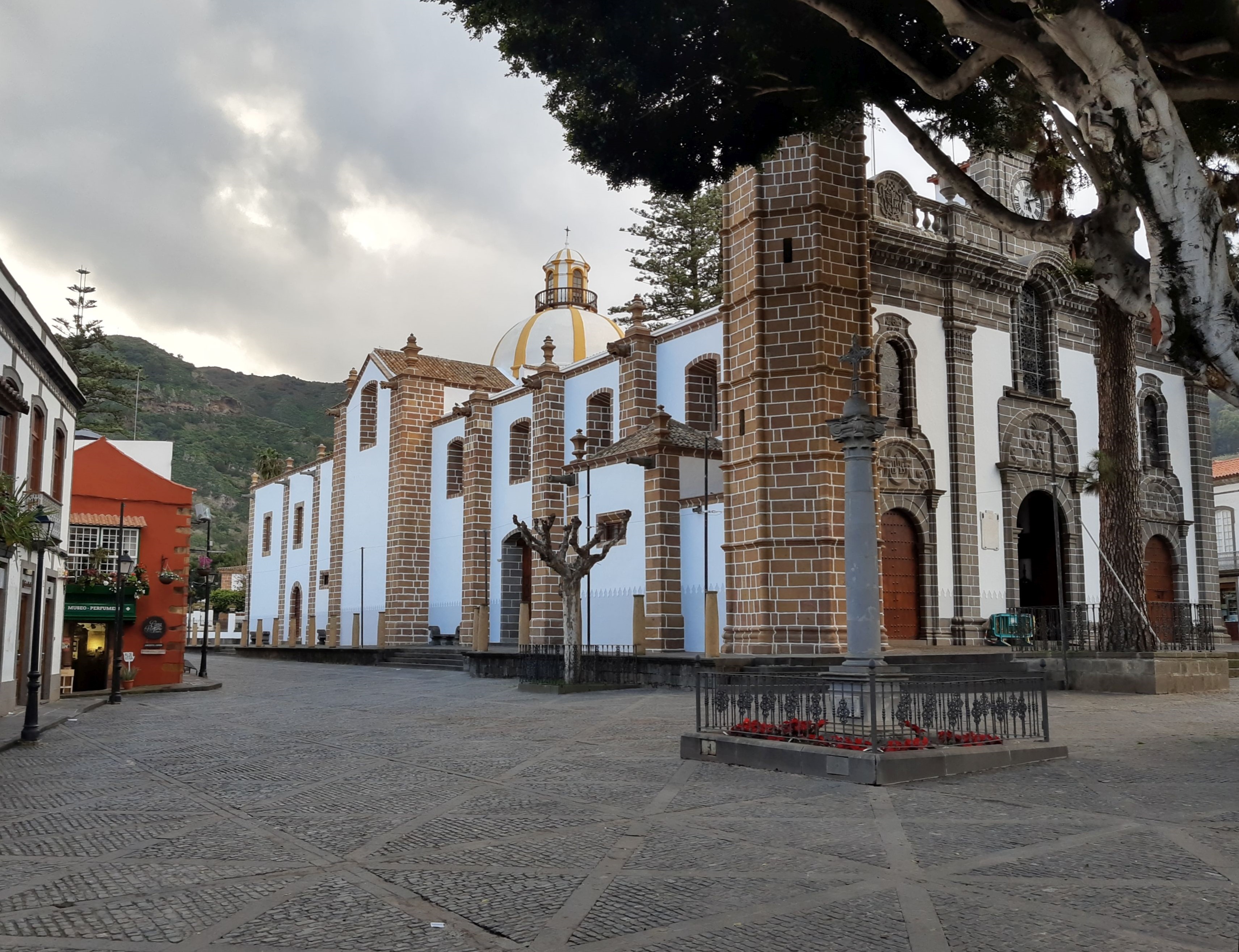 Fachada de la basílica de Nuestra Señora del Pino, en Teror (Gran Canaria), con sus dos torres