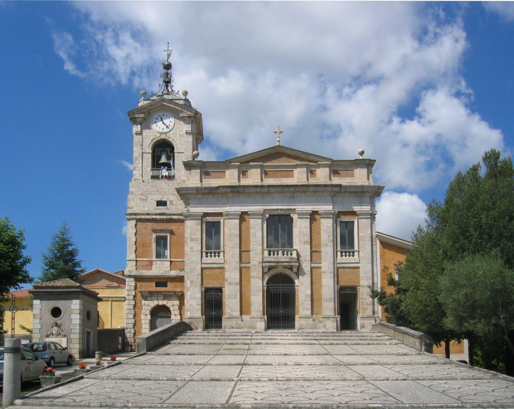 Fachada de la catedral de San Pablo de Alatri, vinculada a la tradición eucarística medieval