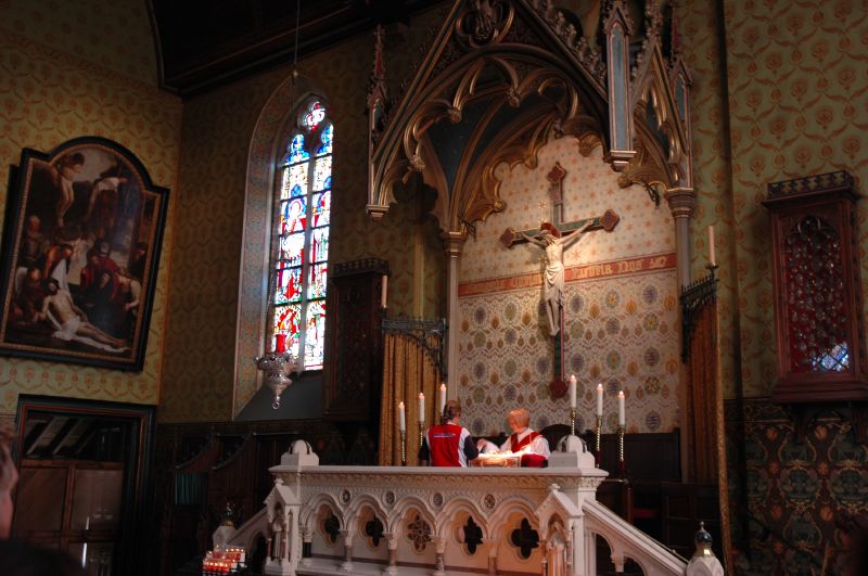 Altar de la Basílica de la Santa Sangre de Brujas donde se presenta la reliquia a los fieles