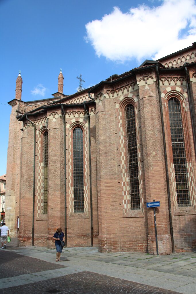 Exterior de la colegiata de San Secondo de Asti, vinculada a la tradición eucarística de 1535