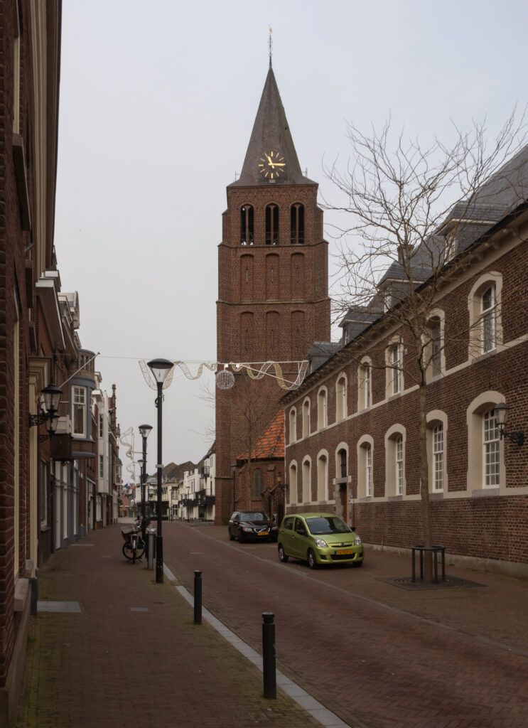 Exterior de la basílica de San Pedro de Boxmeer, santuario de la reliquia de la Santa Sangre