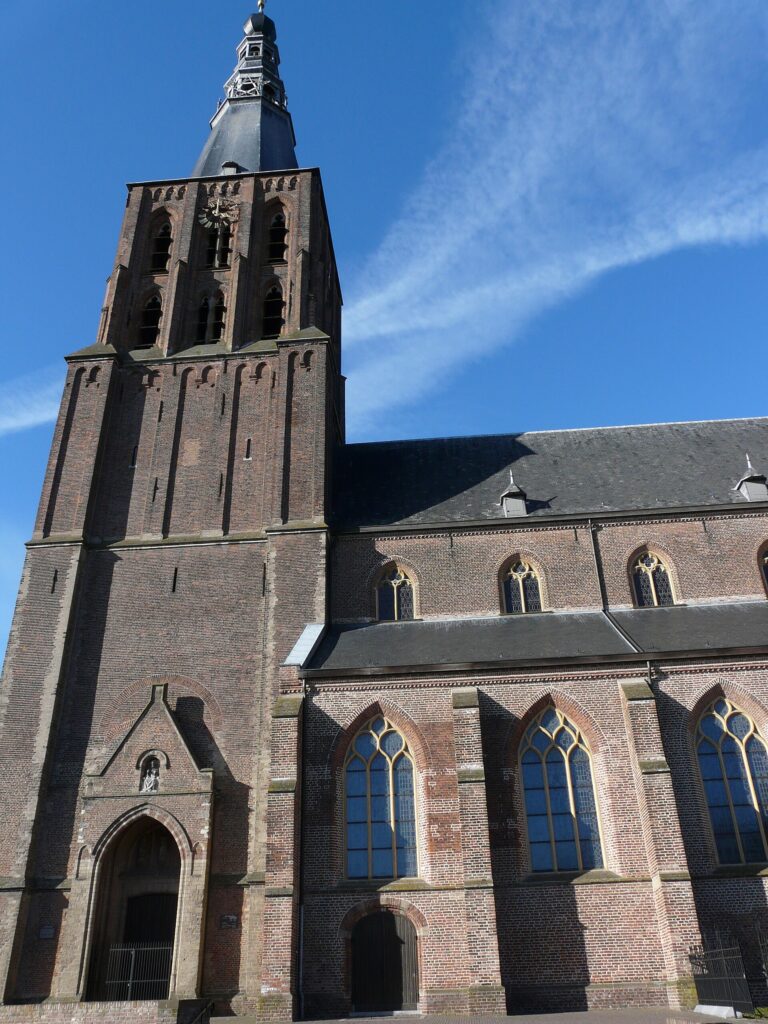Exterior de la basílica de San Pedro de Boxtel, vinculada a los paños de la Santa Sangre