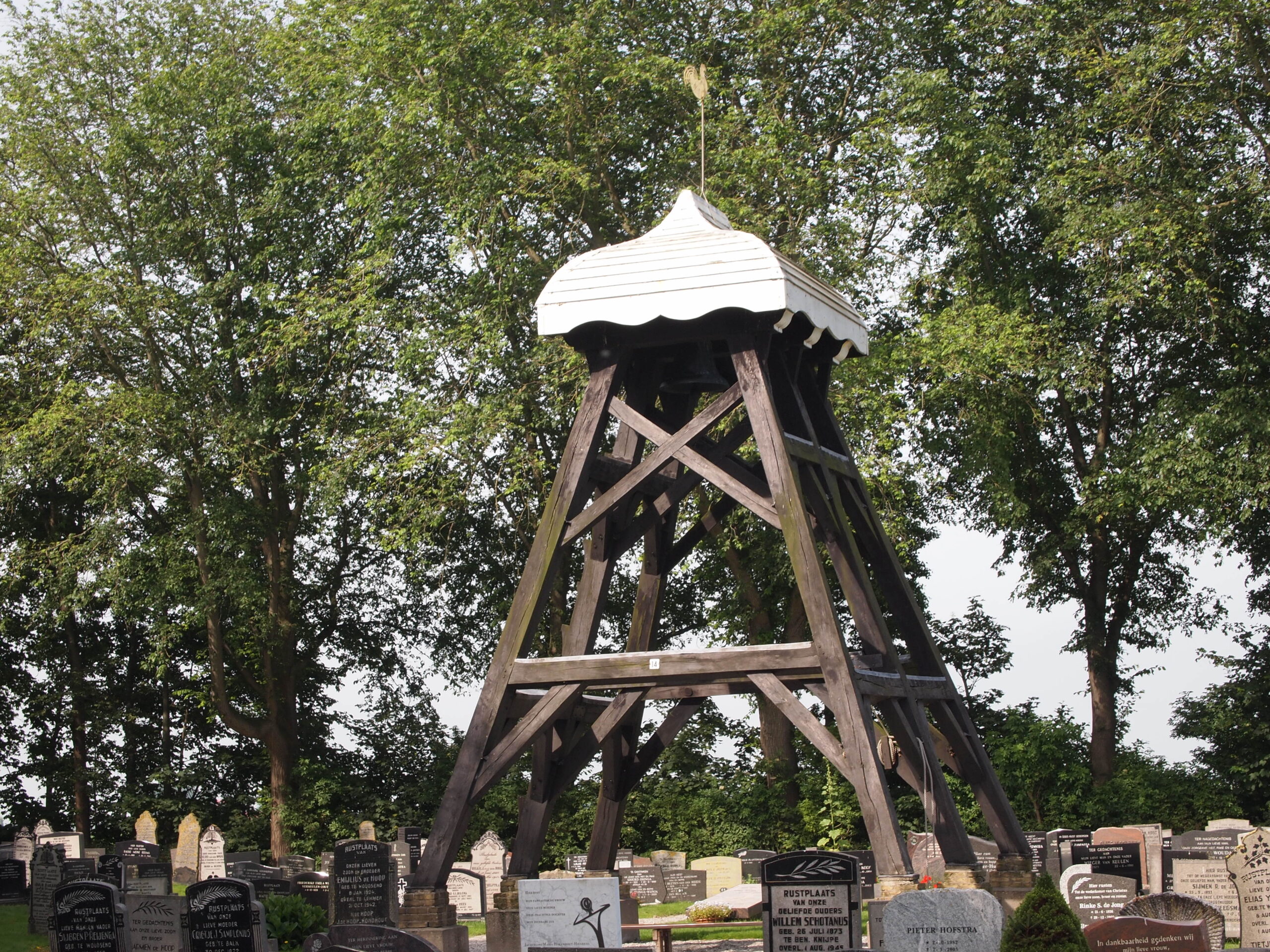 Campanario de madera junto al antiguo cementerio de Ypecolsga
