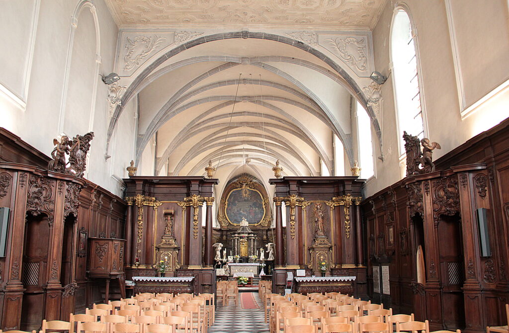 Interior de la capilla de la Santa Sangre de Bois-Seigneur-Isaac en Bélgica