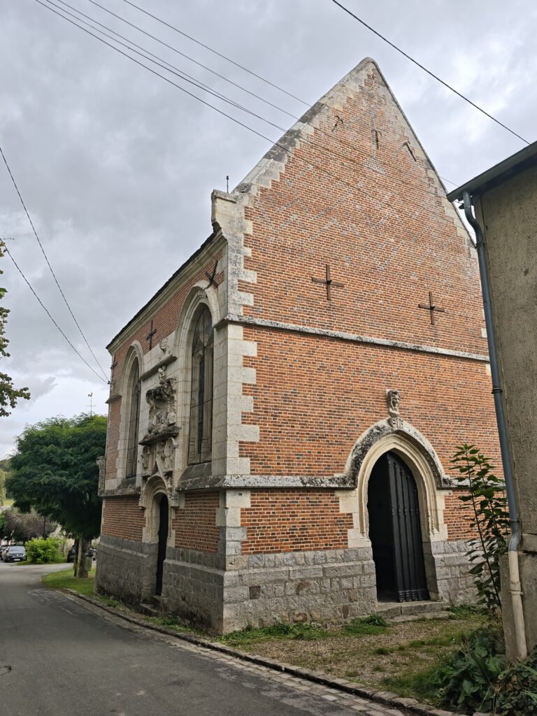 Fachada de ladrillo y piedra de la capilla de las Santas Hostias de Marseille-en-Beauvaisis