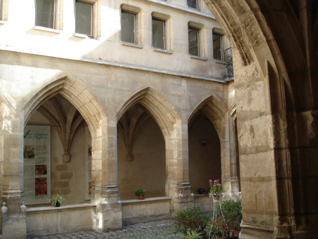 Claustro medieval de las Billettes en la rue des Archives de París