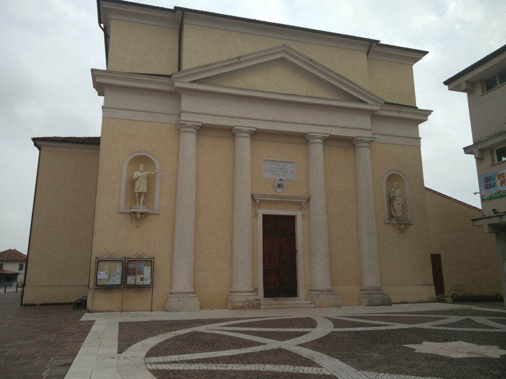 Fachada de la iglesia arciprestal de San Bartolomeo Apostolo en Salzano